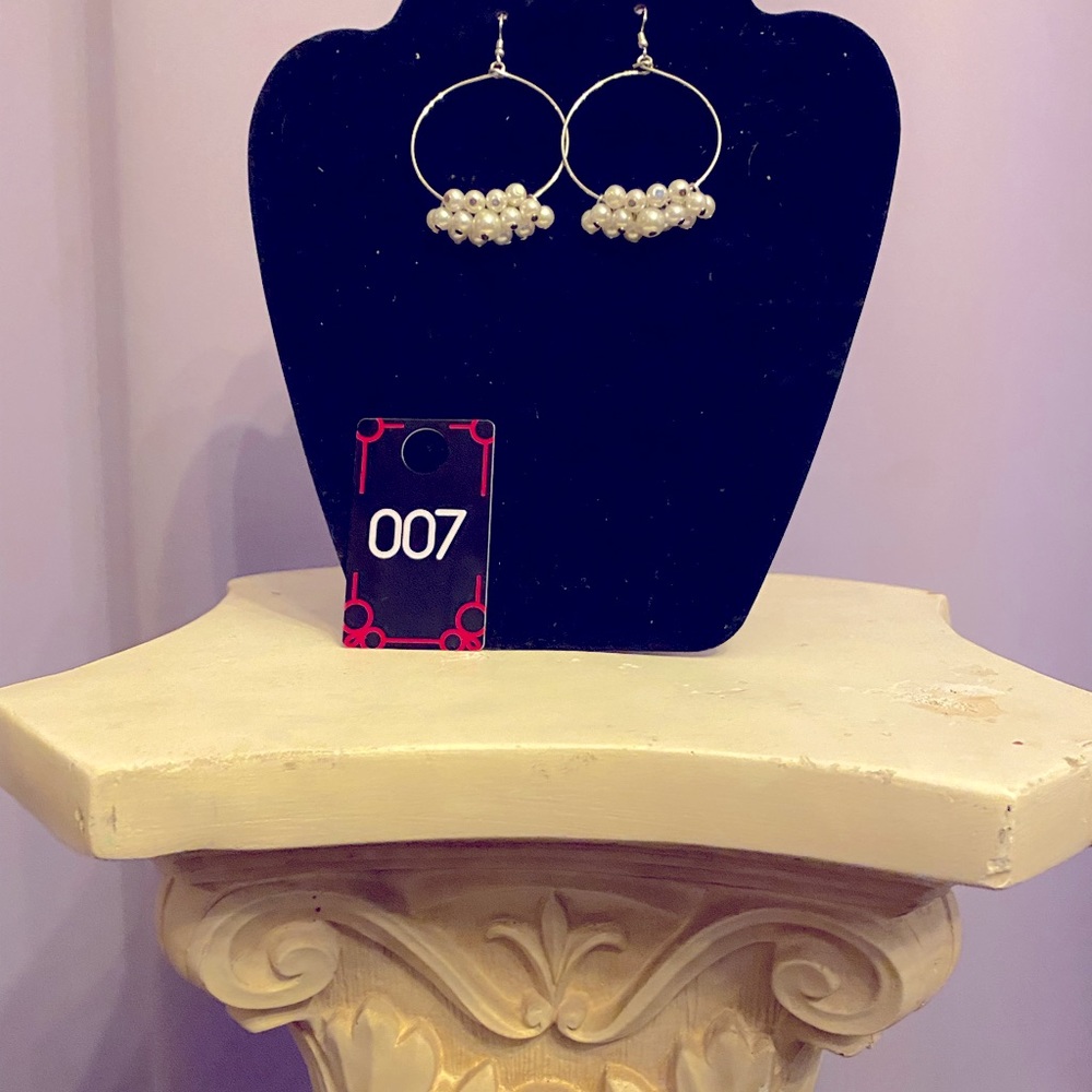 This beautiful pair of earrings really stand out!